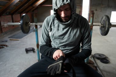 derme çatma ev salonda otururken eldiven giyiyor sporcu boxer