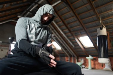 derme çatma ev salonda otururken eldiven giyiyor sporcu boxer