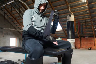 sporcu boxer el derme çatma ev jimnastik salonu içinde elastik sargı bezi ile sarmak