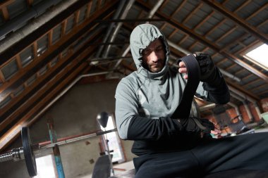 sporcu boxer el derme çatma ev jimnastik salonu içinde elastik sargı bezi ile sarmak