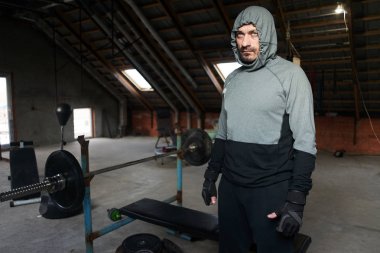 derme çatma ev jimnastik salonu içinde ayakta ciddi sporcu boxer