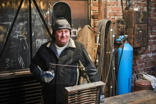 Saldatore Serio Che Indossa Maschera Saldatura Tenuta Saldatrice Piedi Officina — Foto Stock