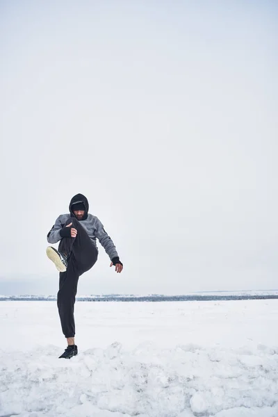 Спортсмен Спортивной Одежде Согревается Природе Зимой — стоковое фото