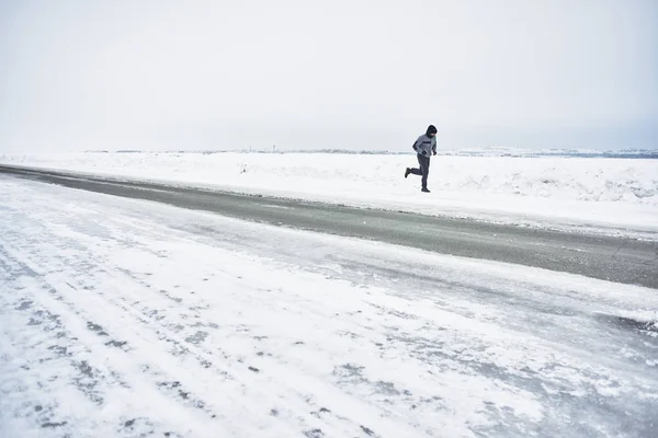 Вид Сбоку Человека Спортивной Одежде Бегущего Дороге Зимним Утром — стоковое фото