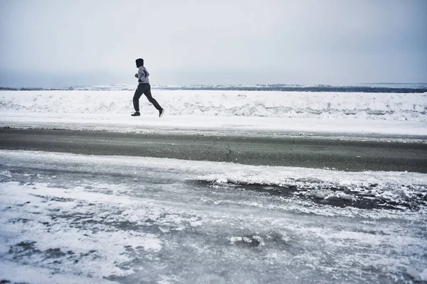 Вид Сбоку Человека Спортивной Одежде Бегущего Дороге Зимним Утром — стоковое фото