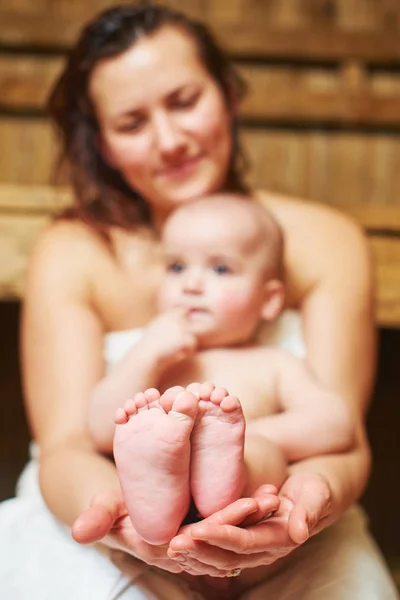 彼女の幼児の息子を持って幸せな母 — ストック写真