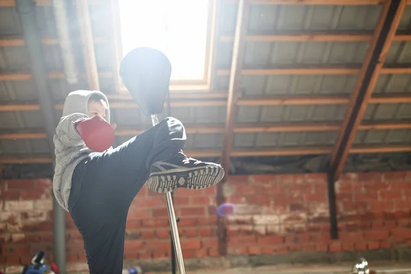 Menino Vestindo Luvas Boxe Lutando Ginásio — Fotografia de Stock