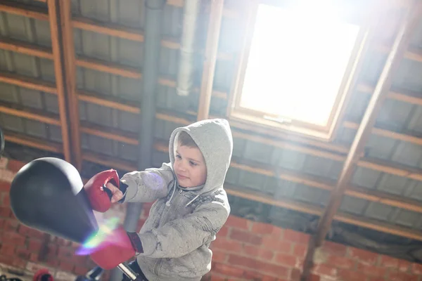 Malý Chlapec Nosí Boxerské Rukavice Boje Tělocvičně — Stock fotografie