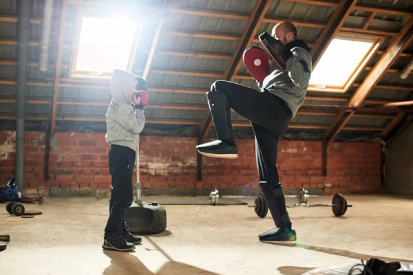 Otec Obleku Sportu Synem Cvičit Boxerský Úder Provizorních Domácí Posilovny — Stock fotografie