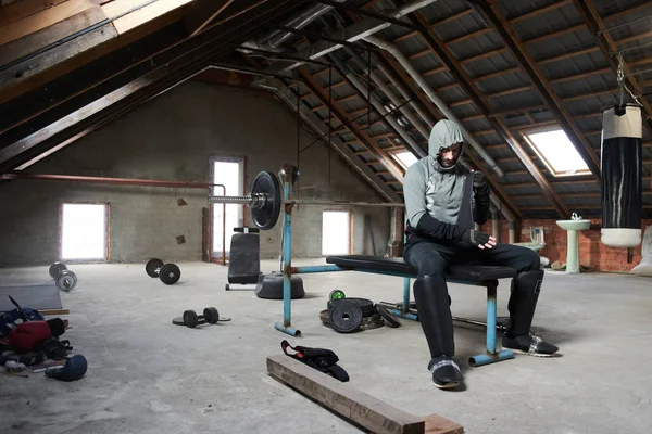 Sportovec Obleku Sportovní Sezení Relaxaci Lavičce Provizorních Domácí Posilovny — Stock fotografie