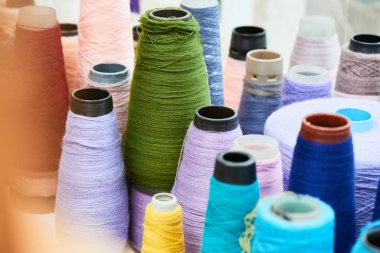 parlak kumaş yığını iplik bobinleri, yakın çekim 