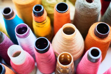 parlak kumaş yığını iplik bobinleri, yakın çekim 