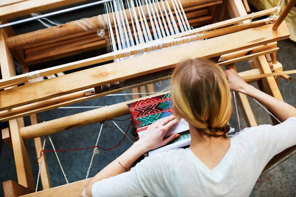 Professional Blonde Woman Weaving Hands Old Wooden Loom — Stock Photo, Image