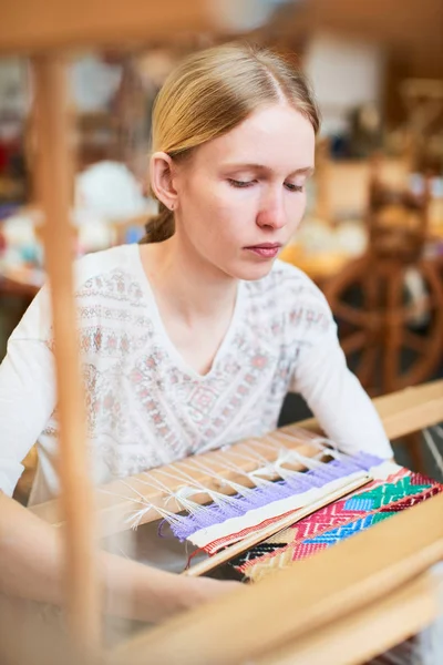 Professionele Blonde Vrouw Weven Door Handen Oude Houten Weefgetouw — Stockfoto