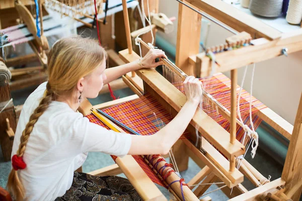 Professionelle Blonde Frau Der Produktion Von Textilien Handgefertigt Auf Webstuhl — Stockfoto