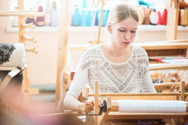 Professional Blonde Woman Production Process Textiles Handmade Loom — Stock Photo, Image