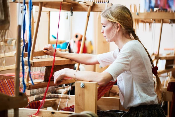 Professional Blonde Woman Production Process Textiles Handmade Loom — Stock Photo, Image