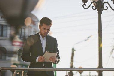yakışıklı işadamı tablet pc el şehir merkezinde dururken arıyorum. 