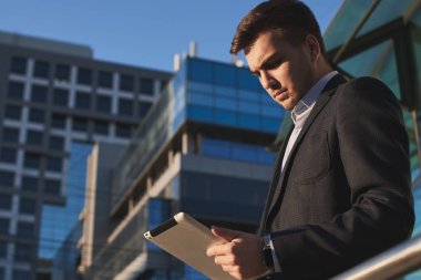 yakışıklı işadamı tablet pc el şehir merkezinde dururken arıyorum. 