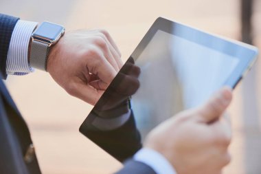 Erkek ellerini tutarak ve tablet PC'yi, yakın çekim kullanma