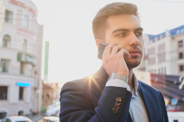 zarif erkekte iş uymak Smartphone'da açık 