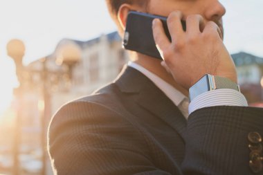 genç işadamı takım ve smartphone, konuşurken smartwatch yakın çekim