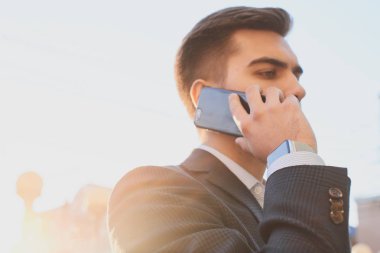 zarif erkekte iş uymak Smartphone'da açık 