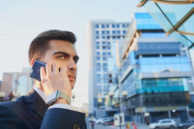 zarif erkekte iş uymak Smartphone'da açık 