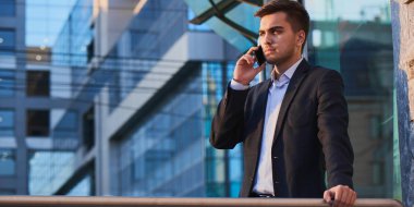 smartphone üzerinde açık uymak yakışıklı işadamı