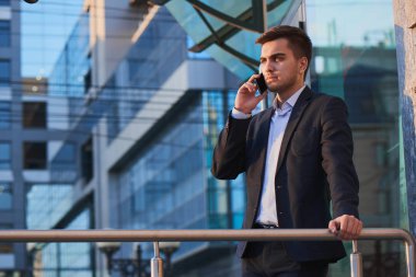 smartphone üzerinde açık uymak yakışıklı işadamı