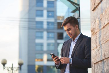 smartphone açık kullanarak takım elbiseli yakışıklı işadamı