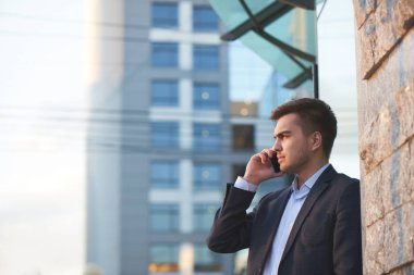 smartphone üzerinde açık uymak yakışıklı işadamı