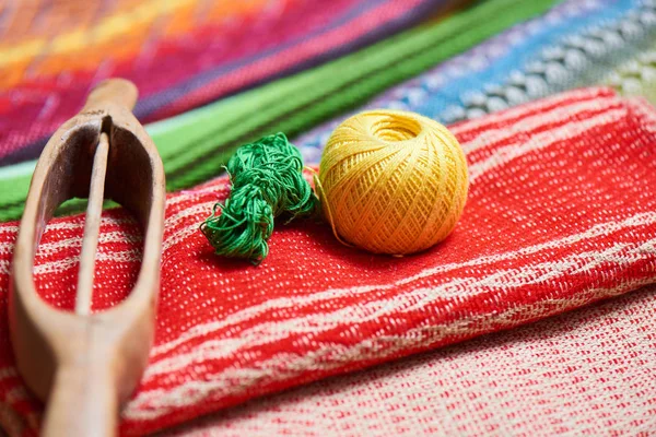 Werkende Tool Een Spoel Van Draad Liggend Handgemaakte Textiel — Stockfoto