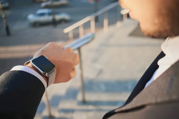 Smartwatch Sur Main Homme Affaires Gros Plan — Photo