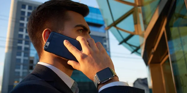 Vista Lateral Del Hombre Negocios Traje Hablando Teléfono Inteligente Mientras — Foto de Stock