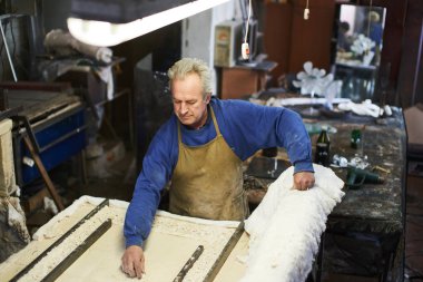 Atölyede cam yapma sürecinde deneyimli usta