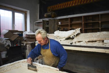 Atölyede cam yapma sürecinde deneyimli usta