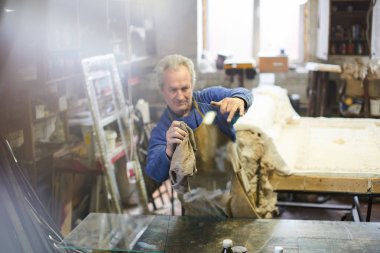 Atölyede cam yapma sürecinde deneyimli usta