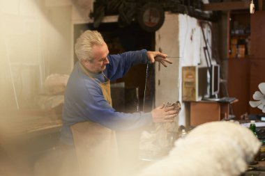 Atölyede cam yapma sürecinde deneyimli usta