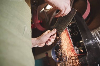 Erkek eller Atölyesi'nde bıçak bileme görünümünü yakın çekim