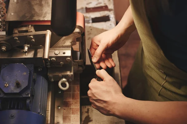 Nahaufnahme Männlicher Hände Beim Schärfen Des Messers Der Werkstatt — Stockfoto