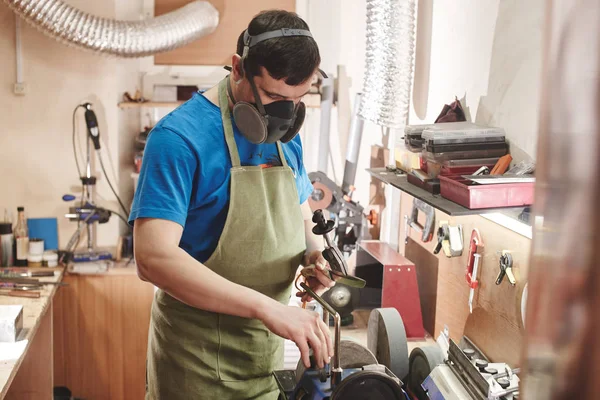 Cuchillo Afilar Trabajador Profesional Masculino Taller —  Fotos de Stock