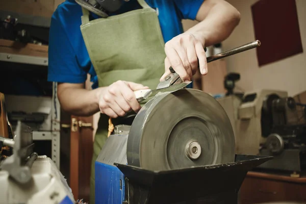 Gros Plan Des Mains Maître Mâle Avec Des Outils Atelier — Photo