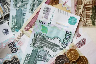 yığın Rublesi banknotlar altın sikke ile yakın çekim 