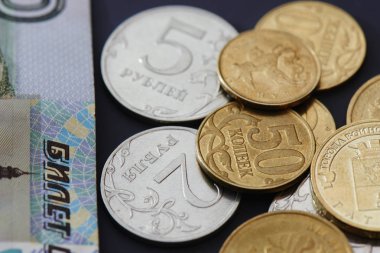 Rublesi banknot altın sikke yığını ile yakın çekim 