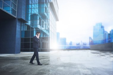 uymak Smartphone'da Caddesi'nde yürürken işadamı 