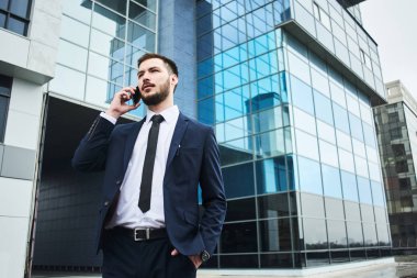 beyaz gömlek kravat ve Smartphone'da Sokağı'nda uymak yakışıklı sakallı işadamı 