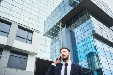 beyaz gömlek kravat ve Smartphone'da Sokağı'nda uymak yakışıklı sakallı işadamı 