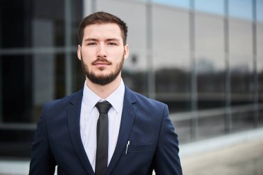beyaz gömlek ve ceket kamera duran cam building yakınındaki bakarak yakışıklı sakallı işadamı 
