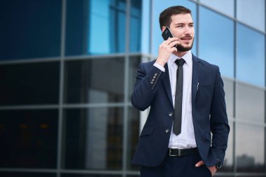 yakışıklı sakallı işadamı Sokağı'nda Evet 